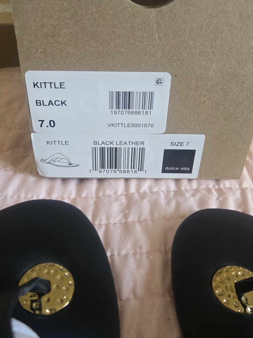 NEW IN BOX!! DOLCE VITA KITTLE LEATHER THONG SANDAL - BLACK/GOLD SIZE 7 - Picture 4 of 5